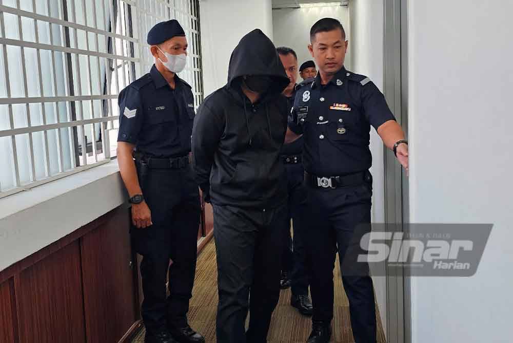 Mohd Nazri diiringi polis masuk ke kamar mahkamah.
