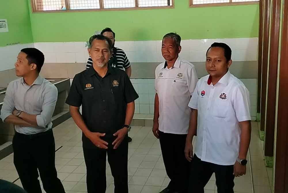 Aznan (kanan) mengadakan lawatan di Sekolah Menengah Kebangsaan (SMK) Tunku Abdul Rahman Putra di Kulai, pada Khamis.