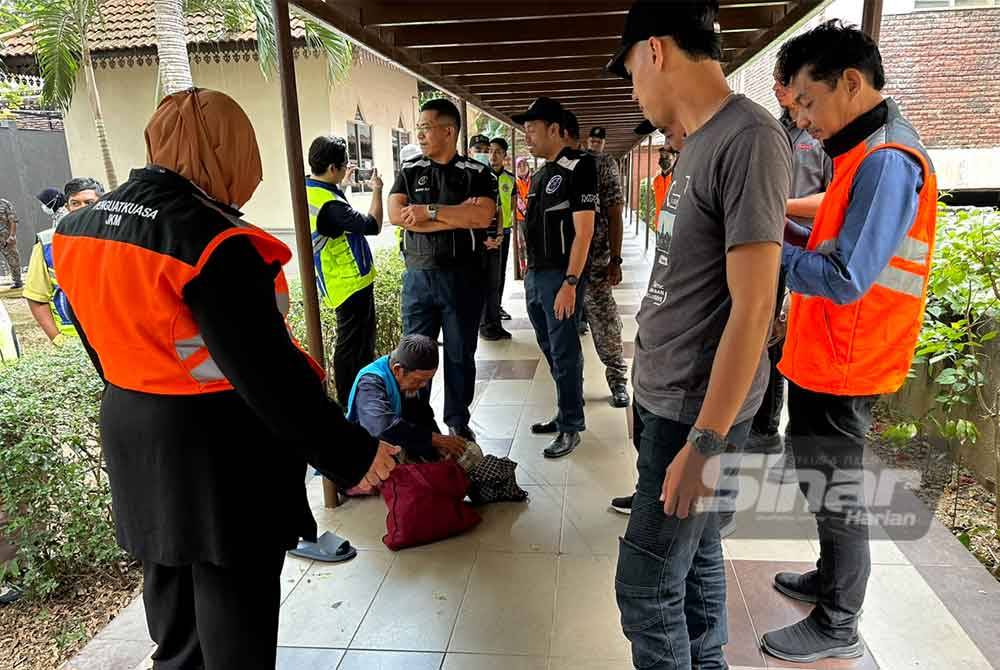 Pihak berkuasa menjalankan Operasi Bersepadu Ramadan di sekitar Kota Bharu.