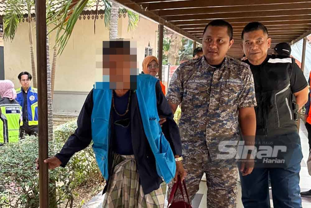 Lelaki warga Thailand (kiri) ditahan kerana dipercayai mengemis di Kota Bharu.