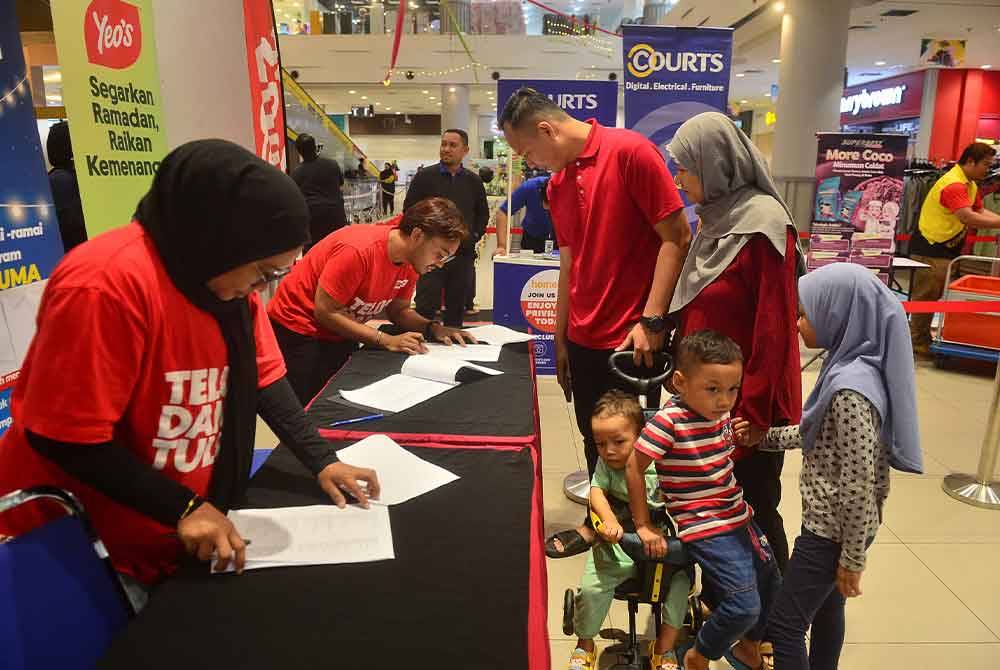 Orang ramai mendaftarkan diri di Jelajah Iftar Ala Madinah Mydin Seremban 2 pada Rabu. Foto Sinar Harian-ASRIL ASWANDI ABD SHUKOR