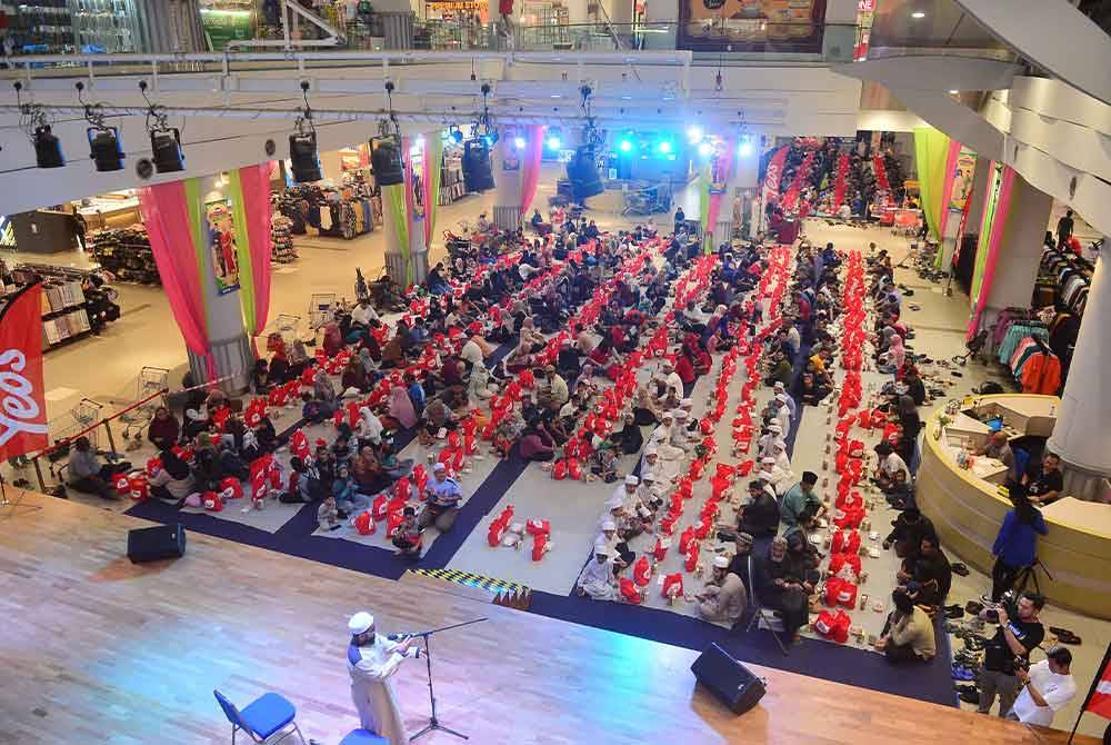 Suasana orang ramai di Jelajah Iftar Ala Madinah Mydin Mall, Seremban 2 pada Rabu. Foto Sinar Harian-ASRIL ASWANDI ABD SHUKOR