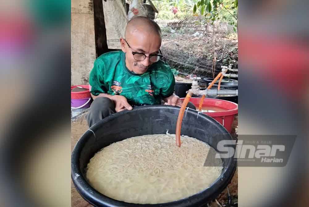 Abe Yie menunjukkan cendol yang siap dan perlu direndam selama tiga jam.