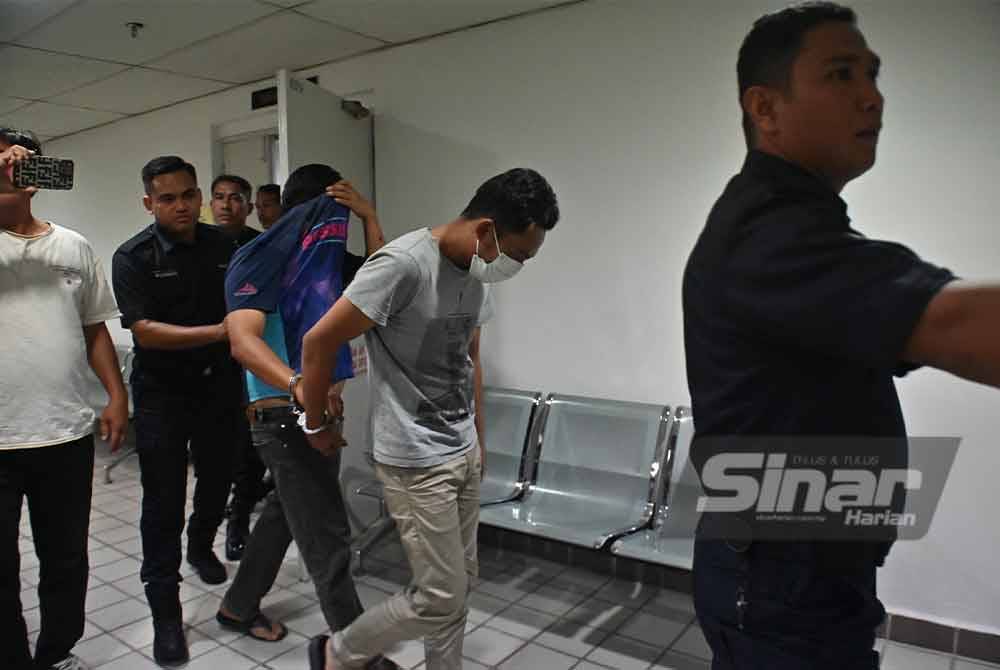 Mohd Hasfyanizam (tiga dari kanan) dan Mohamad Fazley (dua dari kanan) dihadapkan ke Mahkamah Sesyen Kuala Terengganu atas dakwaan memperdagangkan seorang wanita pada 11 Mac lalu.