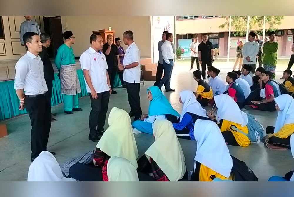 Aznan (dua dari kiri) mengadakan lawatan di SMK Tunku Abdul Rahman Putra pada Khamis.