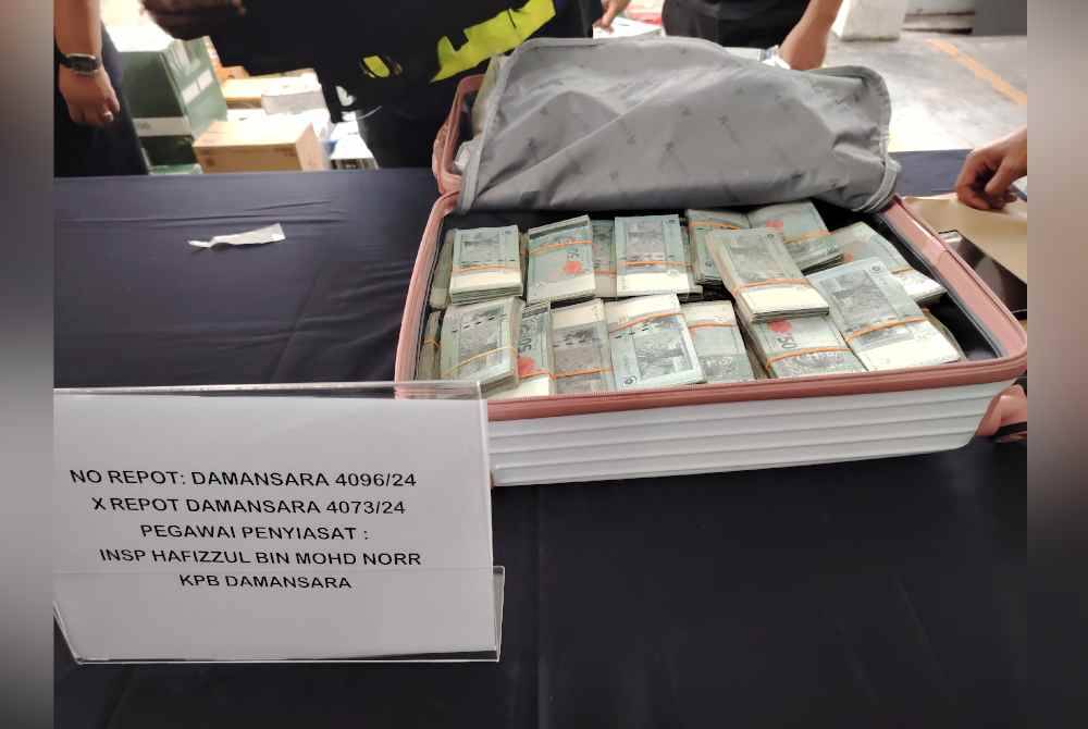 Wang tunai yang dijumpai dalam bagasi di tempat parkir di pusat beli-belah di Damansara, Petaling Jaya pada Rabu.