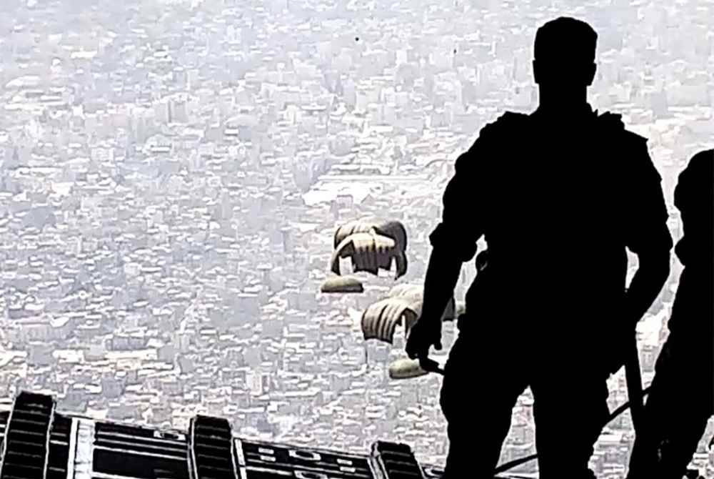 Pakej bantuan kemanusiaan digugurkan semasa misi jejambat di Semenanjung Gaza. Foto AFP