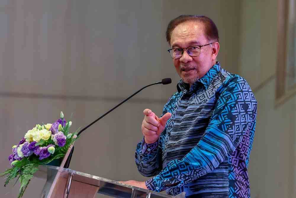 Anwar menyampaikan ucapan pada majlis Perhimpunan Warga Kementerian Kewangan di Kementerian Kewangan hari ini. Foto Bernama