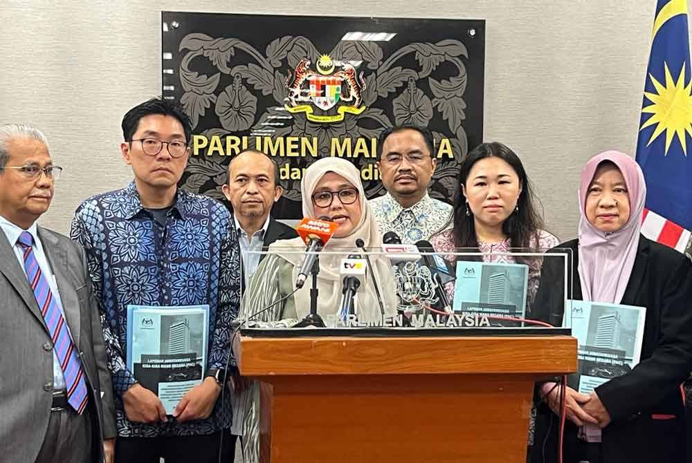 Mas Ermieyati (tengah) bersama ahli-ahli jawatankuasa PAC ketika sidang akhbar di bangunan Parlimen pada Khamis.