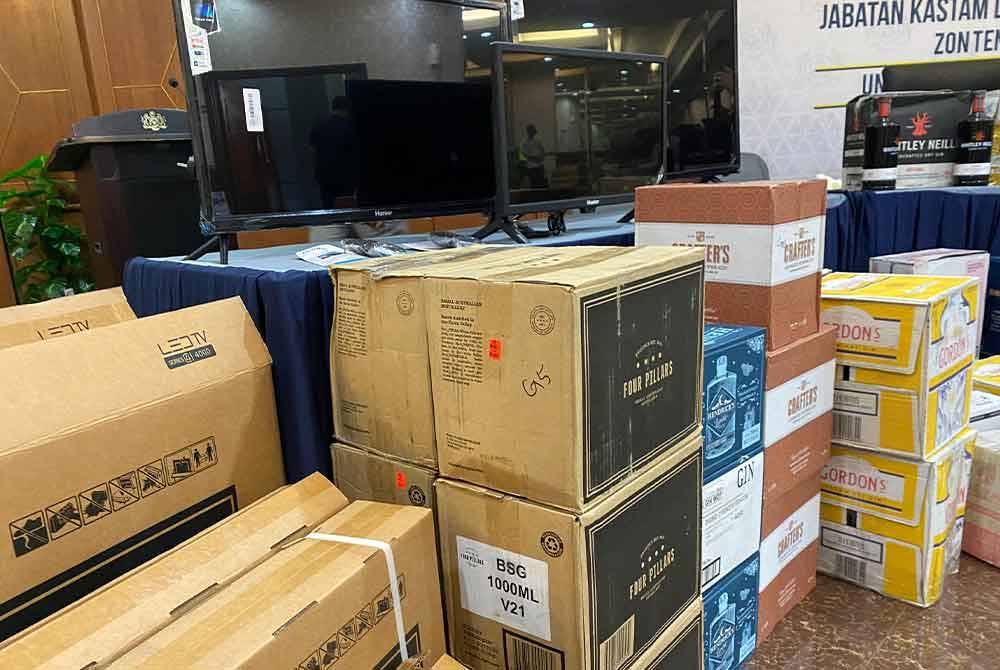 Antara televisyen yang dirampas dalam operasi di Pelabuhan Utara, Pelabuhan Klang pada 16 Februari lalu.