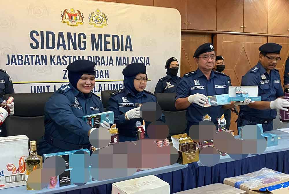 Antara rokok yang dirampas susulan serbuan di sebuah rumah di Jalan Banjaran, Kempas Baru, Johor, 27 Februari lalu.