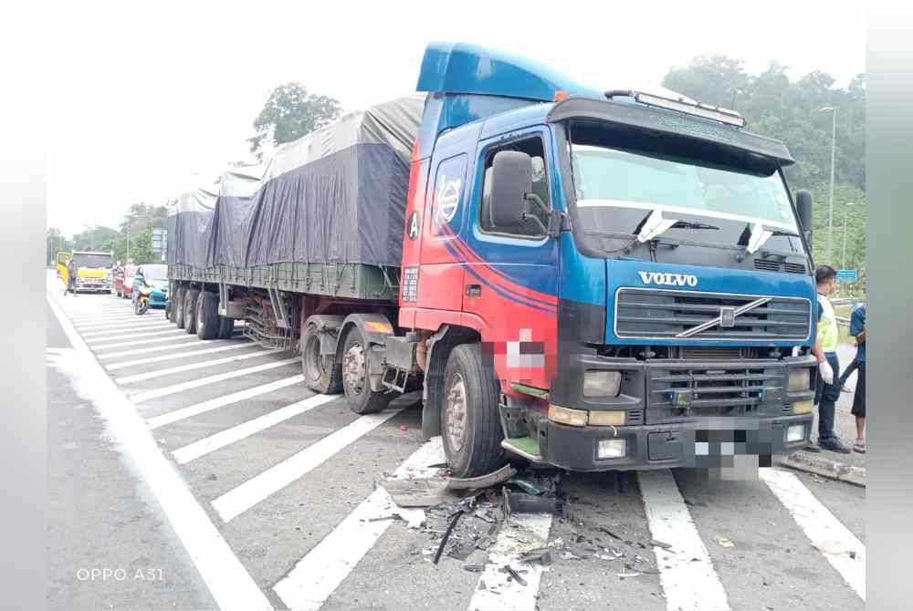 Treler bermuatan air minuman yang terlibat nahas mengorbankan satu nyawa di KM35, Lebuhraya CSR di sini pada Khamis.