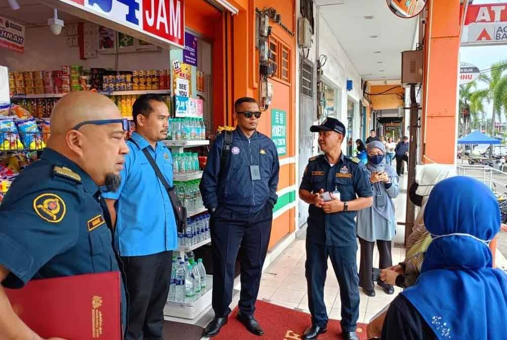 Operasi di salah sebuah kedai serbaneka di Batu Pahat.- Foto MPBP.