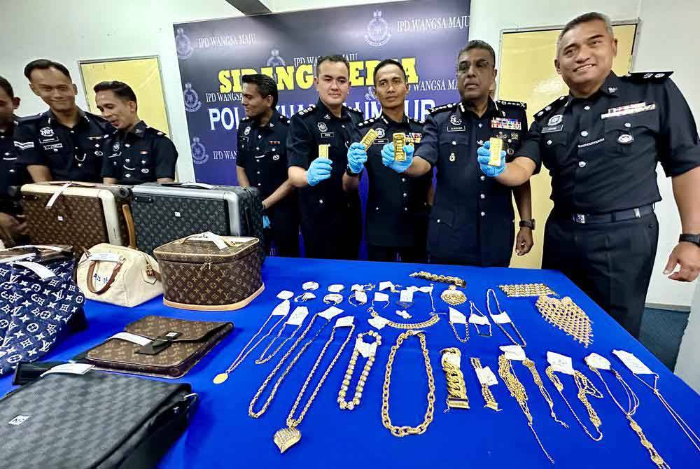 Allaudeen (dua kanan) menunjukkan rampasan dalam sidang akhbar di IPD Wangsa Maju, pada Khamis.