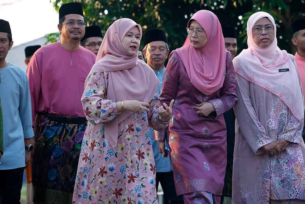Fadhlina (tiga dari kiri) hadir pada Majlis Perasmian Program Hijrah Kasih di Sekolah Henry Gurney Telok Mas hari ini. - Foto: Bernama