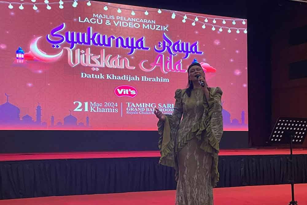 Khadijah Ibrahim ketika menyampaikan lagu 'Syukurnya Raya, Vit's Kan Ada' pada Khamis.