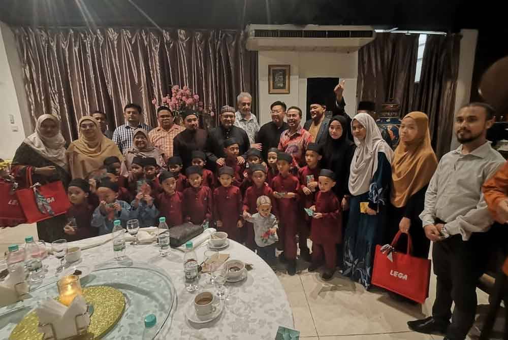 Seramai 150 penghuni Rumah Kesayanganku dan Persatuan Sindrom Down Malaysia menerima sumbangan raya yang disampaikan oleh Hasnol (lima dari kiri) dan Abdul Malik (empat dari kiri).