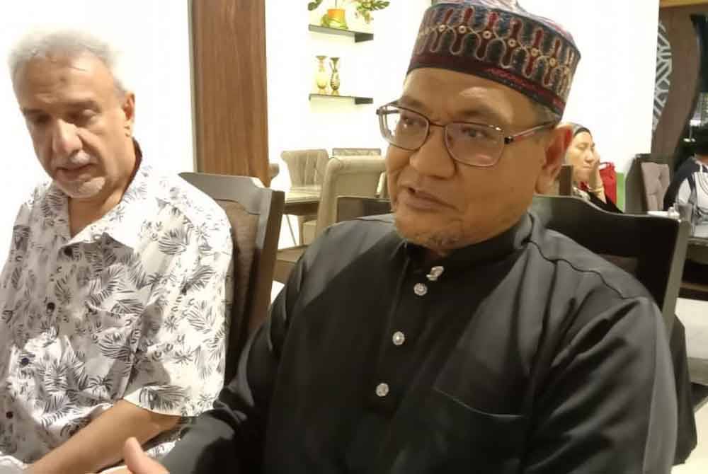 Hasnol (kanan) bersama Abdul Malik ketika sidang akhbar sempena majlis berbuka puasa bersama anak-anak yatim dari Rumah Kesayanganku dan Persatuan Sindrom Down Malaysia di Restoran Antarabangsa D'Tandoor Putrajaya.