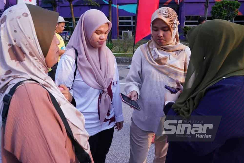 Pengunjung menunjukkan kod QR kepada petugas sebagai bukti pendaftaran dan pengesahan kehadiran. Foto Sinar Harian-MOHD HALIM ABDUL WAHID