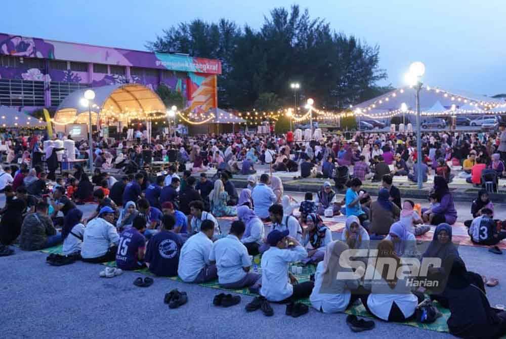 Kemudahan yang selesa disediakan pihak penganjur antara tarikan orang ramai hadir ke Iftar Ala Madinah@Karangkraf 2024. Foto Sinar Harian-MOHD HALIM ABDUL WAHID