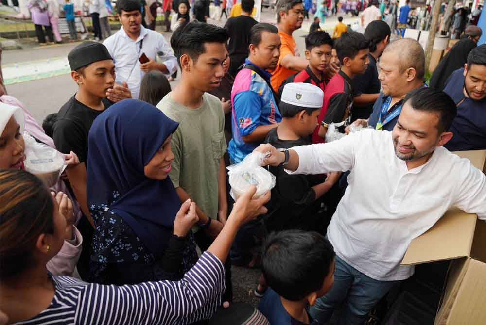 Agihan sebanyak 100 bubur lambuk diberikan kepada pengunjung oleh wakil Bank Rakyat kepada pengunjung Program Iftar Ala Madinah @Karangkraf 2024 di Kompleks Karangkraf pada Khamis.
