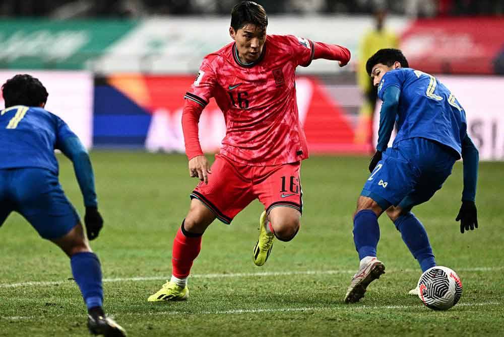 Pemain Korea Selatan, Joo Min-kyu (tengah) berlari untuk mendapatkan bola semasa perlawanan bola sepak pusingan kedua kumpulan C Piala Dunia FIFA pusingan kedua antara Korea Selatan dan Thailand di Stadium Piala Dunia Seoul di Seoul pada Khamis - Foto: AFP