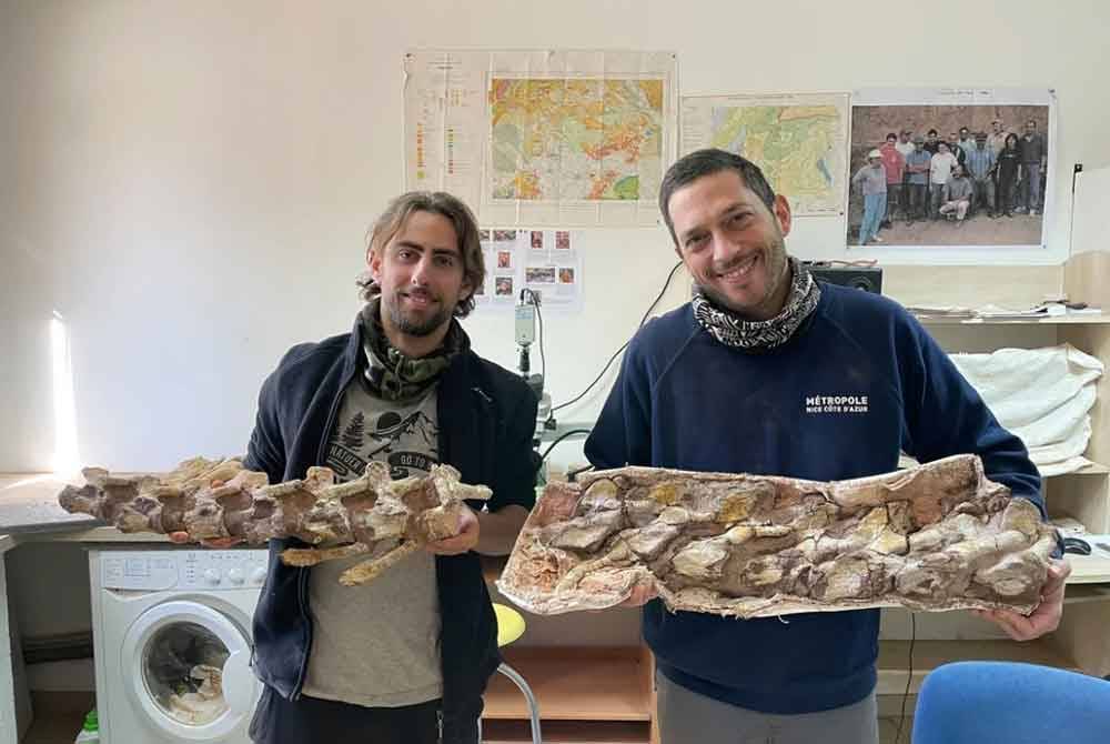 Damien Boschetto (kiri) dan Jean-Marc Veyssières yang merupakan ahli Persatuan Kebudayaan Arkeologi dan Paleontologi di Muzium Cruzy bersama fosil yang kini disimpan untuk kajian lanjut.