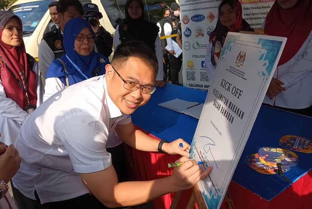 Tian Soon menurunkan tanda tangan sebagai simbolik merasmikan Program Walkabout dan Lawatan ke Premis di Bazar Ramadan Taman Universiti, Skudai Johor Bahru pada lewat petang Khamis.