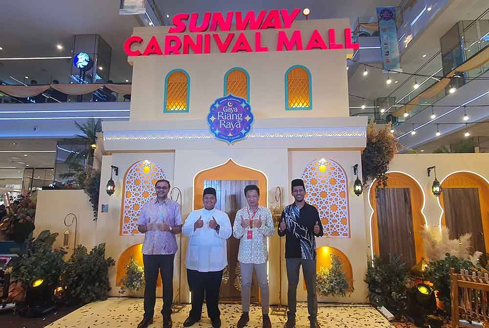 Izhar Shah (dua dari kiri) dan Wen Yew (dua dari kanan) bergambar bersama tetamu jemputan selepas melancarkan kempen gaya riang raya pada Khamis.