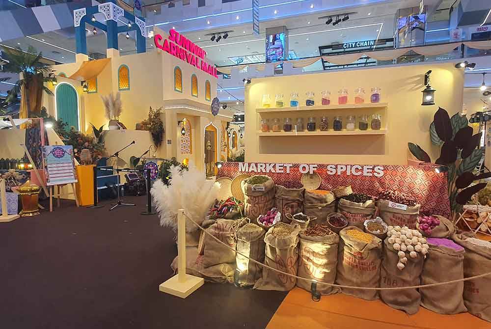 Antara dekorasi menarik yang menghiasi kawasan Sunway Carnival Mall.