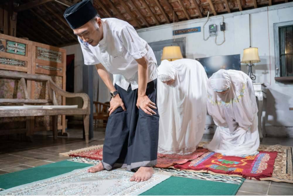 MENUNAIKAN ibadah di masjid secara berjemaah merupakan hal yang digalakkan, namun melaksanakannya secara sendirian atau berjemaah di rumah tetap menjadi kemuliaan kerana berupaya menghidupkan qiam dalam bulan yang mulia ini. -Foto: 123rf