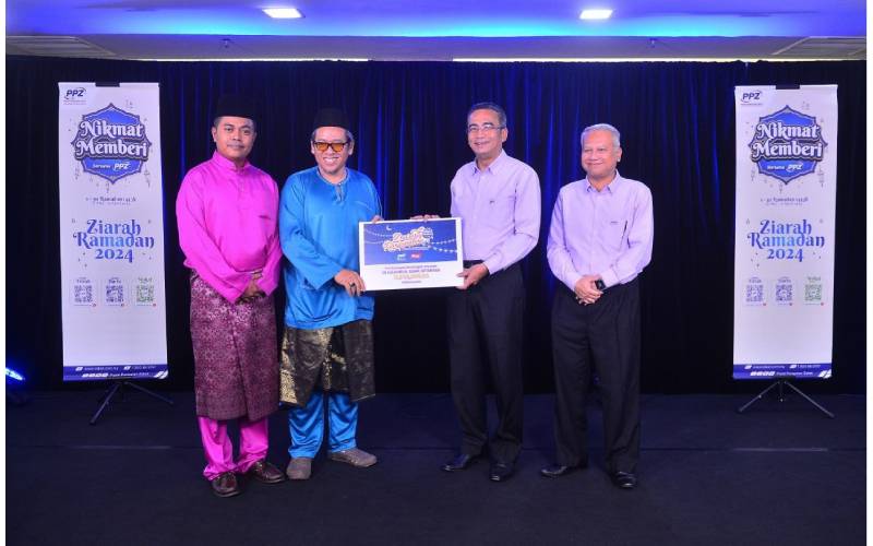 Mohammed (dua dari kanan) menyampaikan sumbangan kewangan bernilai RM36,000 kepada Presiden Bikeisable, Wira Sudepja Rabu (dua dari kiri) ketika program Ziarah Ramadan Anak Istimewa.