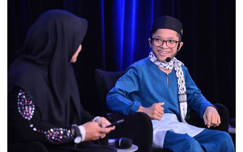 Adik Tuan Zuhayr al-Mundzir (kanan) iaitu pelajar Tingkatan Satu yang menghidap 'Cerebral Palsy' lancar mengalunkan surah ar-Rahman ketika berlangsungnya program Ziarah Ramadan Anak Istimewa.