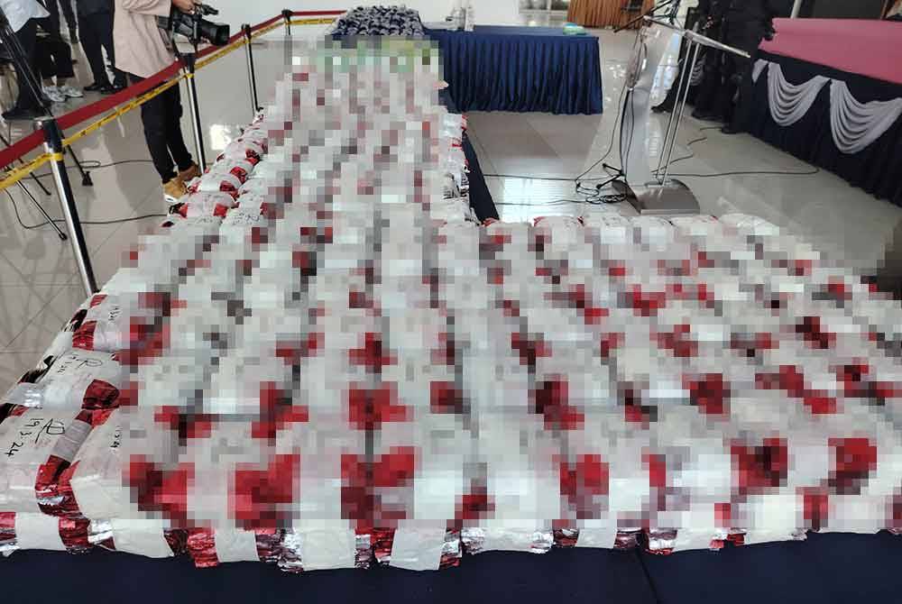 Antara dadah yang dirampas JSJN Kuala Lumpur dalam serbuan di Lembah Klang, Selasa lalu.