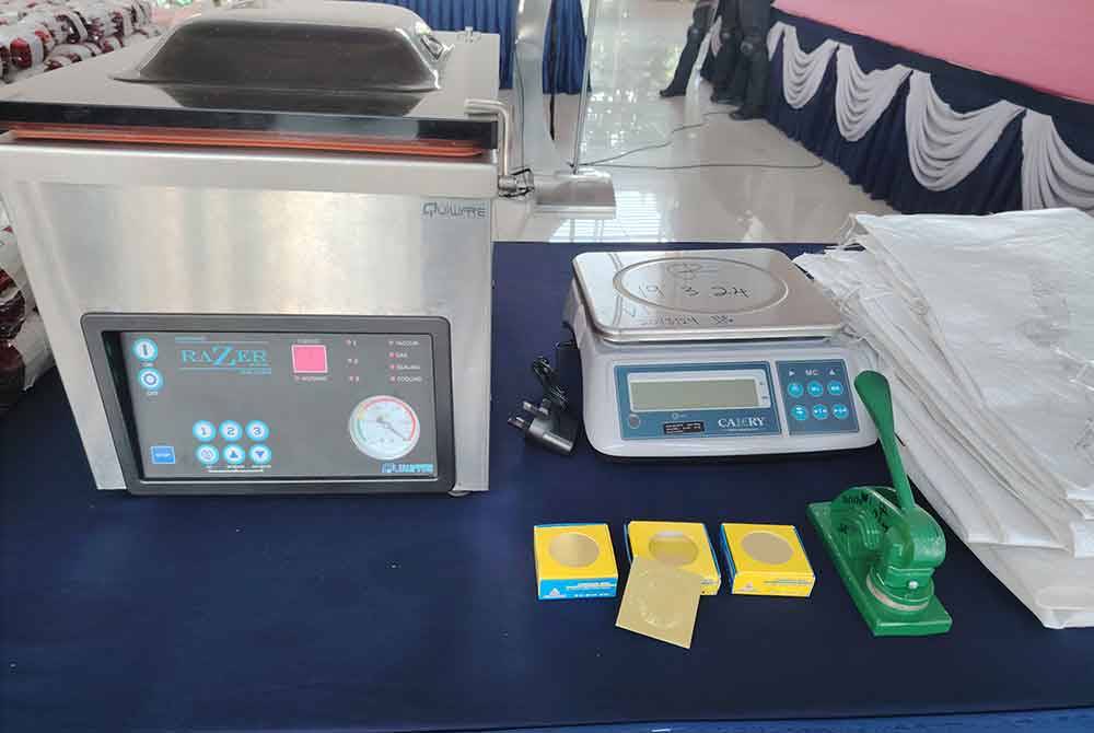 Polis turut merampas peralatan yang dipercayai diguna untuk pembungkusan dadah di sebuah rumah di Ampang, Selangor Selasa lalu.