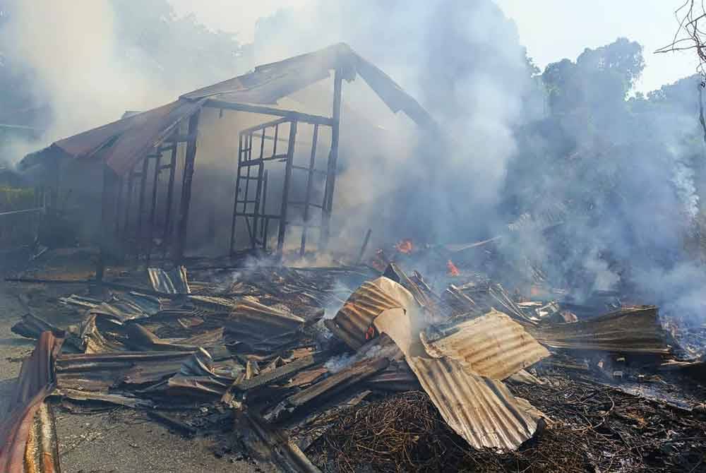 Panggilan kejadian itu diterima Balai Bomba dan Penyelamat Kuala Kangsar pada jam 9.15 pagi melibatkan empat rumah dan tiga rumah kedai. - Foto: JBPM Perak