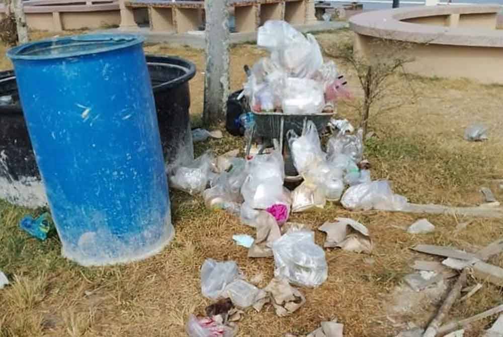 Plastik dan pembungkus makanan banyak dibuang di sekitar bazar Ramadan Lembah Sireh. Foto MPKB-BRI