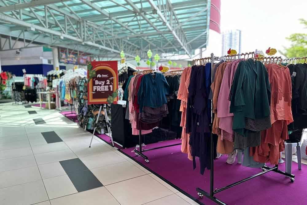 Antara koleksi pakaian raya yang terdapat di ‘Rioooh Raya Bazaar 2024’ dekat GM Klang.