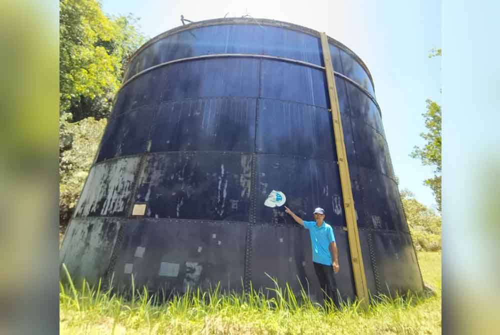 Hamidi menunjukkan tangki yang sebelum ini cukup untuk penduduk Kampung Kemubu, Dabong, Jeli, namun kini ia bermasalah selepas berkongsi dengan kampung lain.