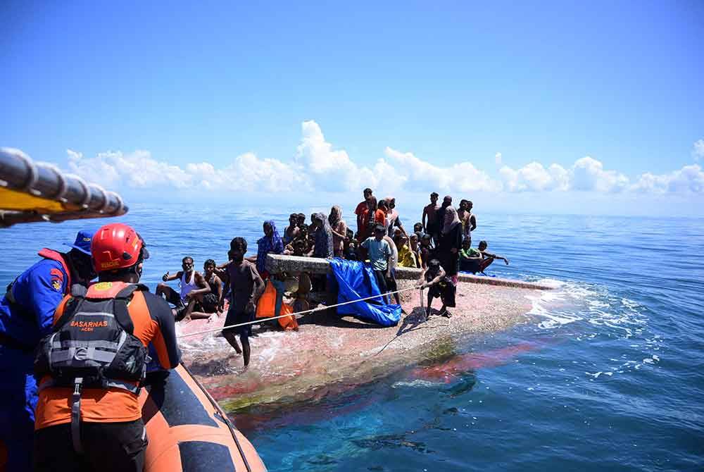 Sebahagian pelarian Rohingya yang diselamatkan pihak berkuasa Indonesia di luar Provinsi Aceh pada Khamis. Foto AFP