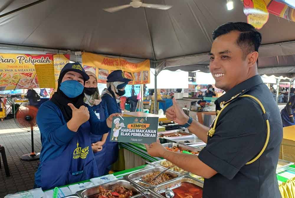 Sharudin menyerahkan pelekat kempen hargai makanan dan elak pembaziran di bazar Ramadan Mahkota Square pada Jumaat.
