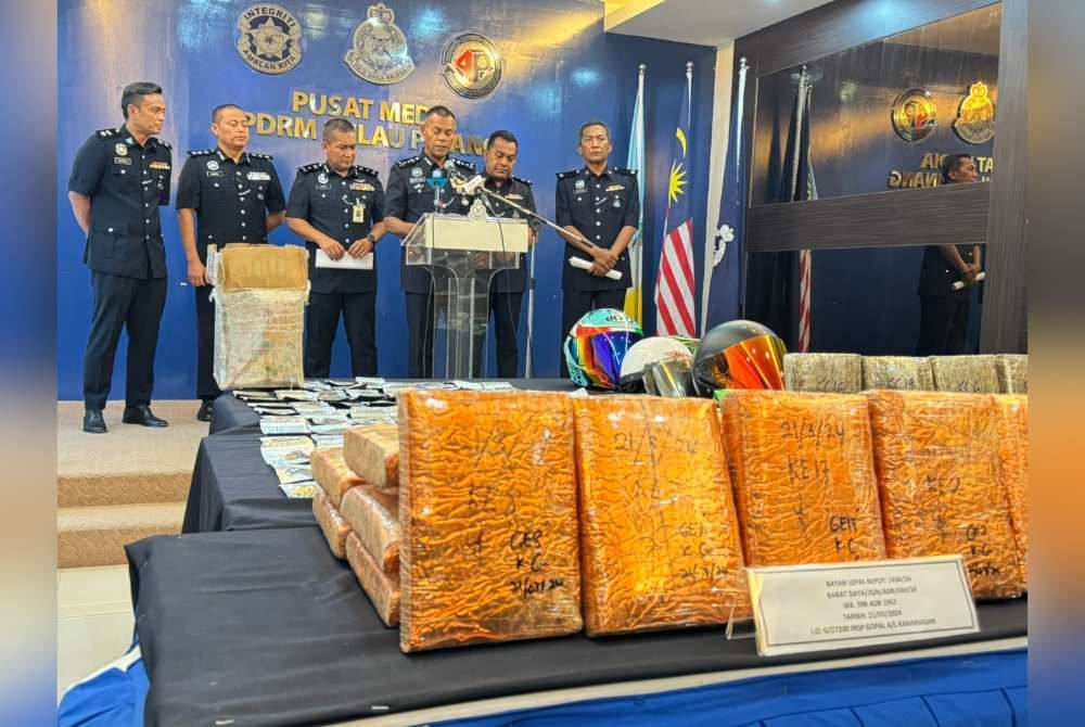 Mohamed Usuf (tiga dari kanan) mengadakan sidang media di IPK Pulau Pinang pada Jumaat.