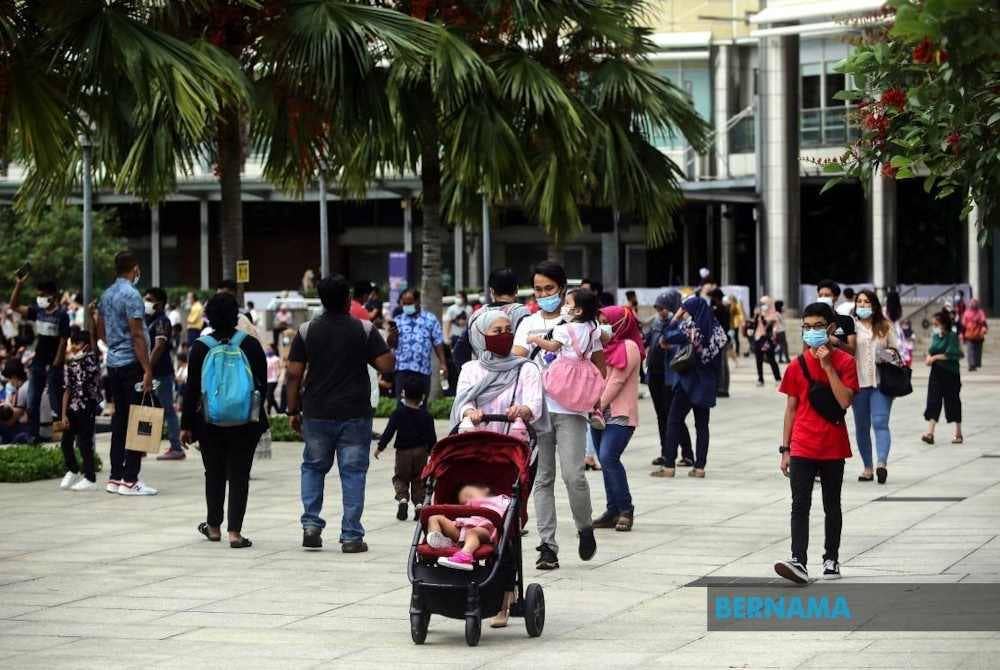 Menurut Ipsos, Malaysia menyaksikan peningkatan tahap kebahagiaan dalam kalangan rakyatnya yang mantap bagi tempoh 2020 hingga 2023, melepasi tahap global tahun ini. Foto fail Bernama