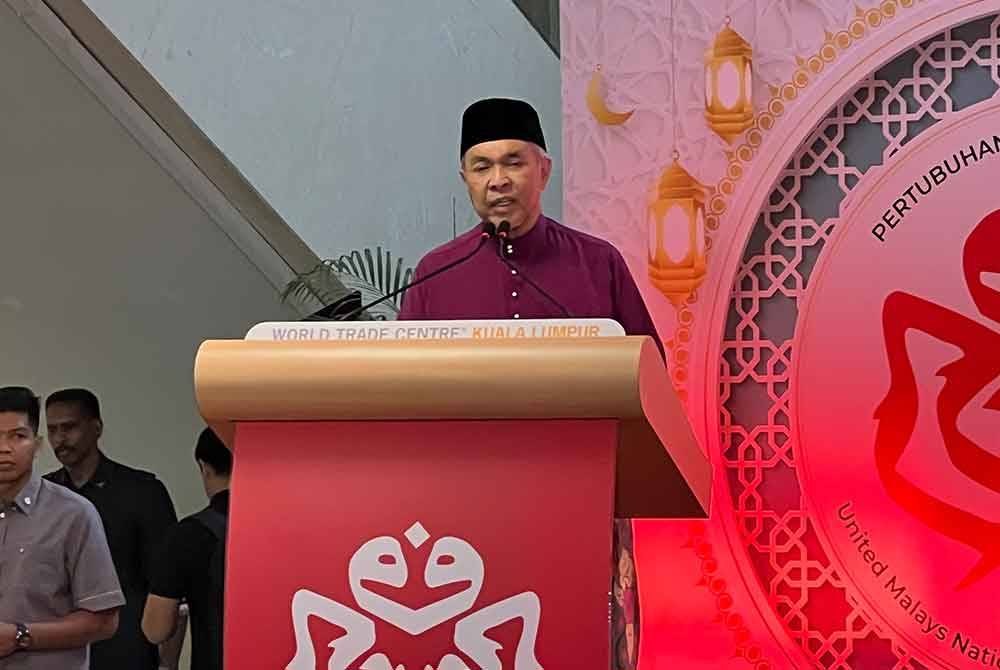 Ahmad Zahid ketika berucap pada Majlis Berbuka Puasa UMNO Malaysia di Menara Dato Onn pada Jumaat