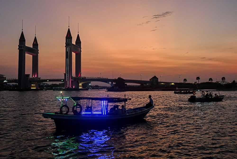 Pemandangan di Drawbridge ketika waktu senja.