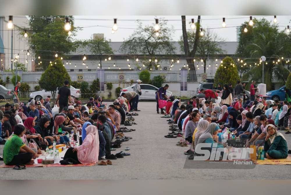 Pengunjung hanya perlu duduk dan petugas akan memberi makanan secara percuma.