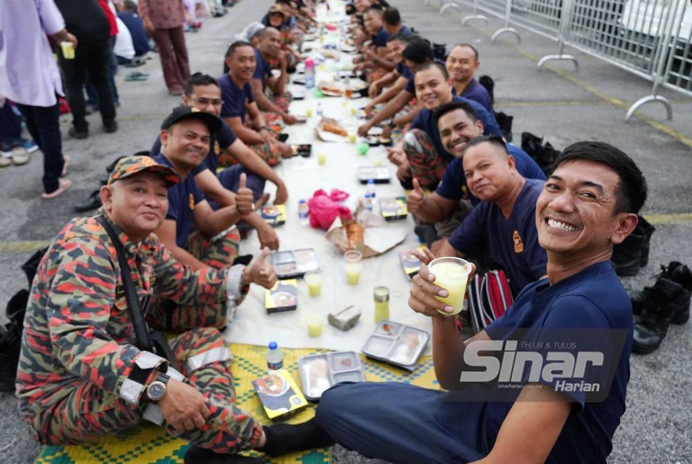 Anggota bomba turut menyertai Iftar Ala Madinah@Karangkraf 2024.
