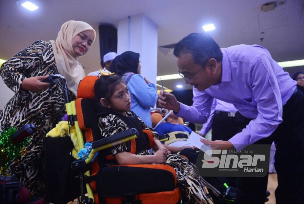 Mohammed menyantuni anak-anak istimewa iaitu penghidap cerebral palsy selepas program Ziarah Ramadan Anak Istimewa di Kompleks Kumpulan Karangkraf pada Khamis.
