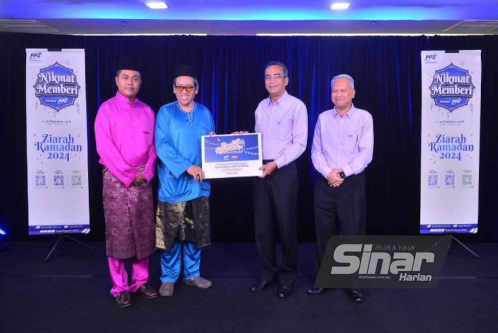 Mohammed (dua dari kanan) menyampaikan sumbangan kewangan bernilai RM36,000 kepada Presiden Bikeisable, Wira Sudepja Rabu (dua dari kiri) ketika program Ziarah Ramadan Anak Istimewa.