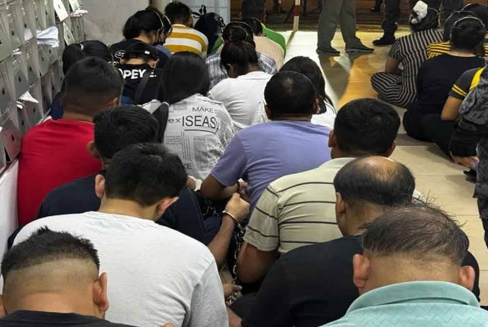 Seramai 59 PATI ditahan dalam Ops Sapu yang dilaksanakan Jabatan Imigresen ke atas 22 unit kediaman di sebuah apartment di Kepong. Foto Bernama